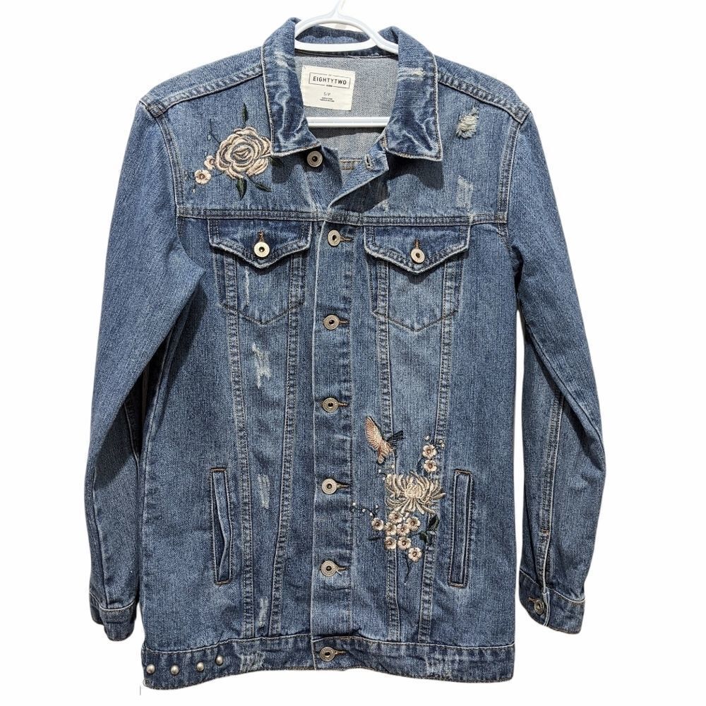 EIGHTYTWO Embroidered distressed denim jean jacket size Small @F